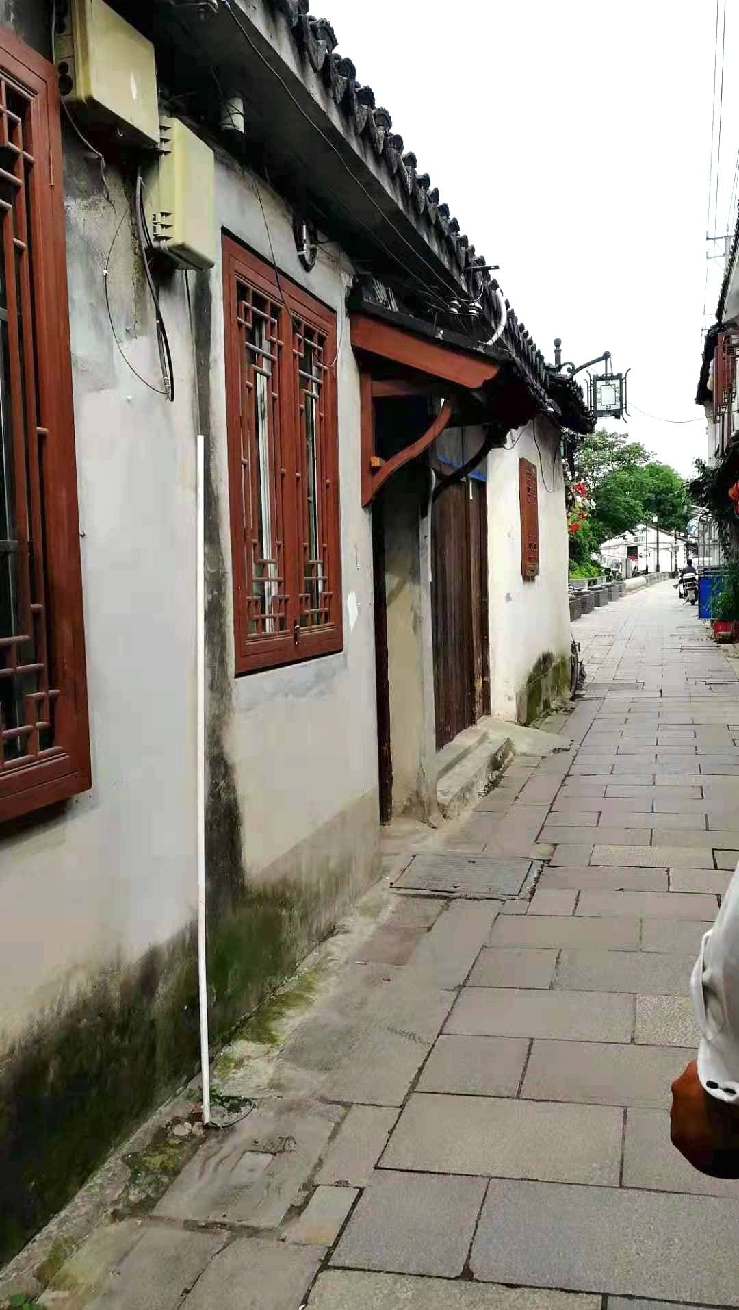 白墙黑瓦间的姑苏石板巷